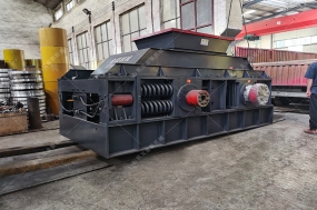 大型半自動液壓對輥破碎機設備發(fā)往吉林