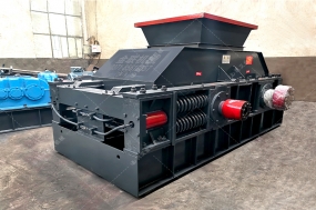 1000x700中型液壓對(duì)輥制砂機(jī)設(shè)備發(fā)往湖南