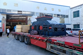2PG1000x700中大型半自動液壓對輥破碎機(jī)發(fā)貨圖片