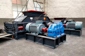 2PG1200x800大型半自動(dòng)液壓對(duì)輥破碎機(jī)發(fā)往山東