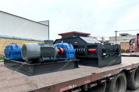 中型彈簧式對輥制砂機發(fā)貨 發(fā)往浙江