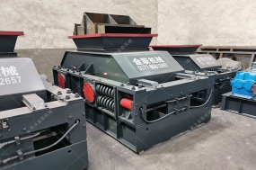 大型對(duì)輥制砂破碎機(jī)發(fā)貨圖片