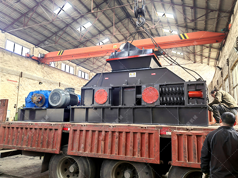 大型半自動(dòng)液壓對(duì)輥破碎機(jī)發(fā)往烏魯木齊 破碎鵝卵石