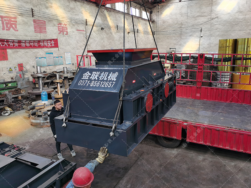 中型半自動(dòng)對(duì)輥破碎制砂機(jī)發(fā)往廣東