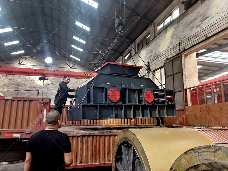 2PG1200x800大型半自動液壓對輥破碎機(jī)發(fā)往山東