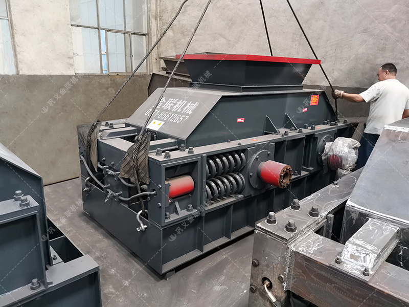 2PG1200x800型半自動液壓對輥制砂機(jī)發(fā)往四川