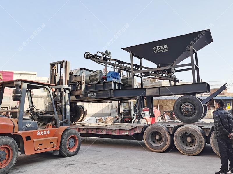 大型移動式對輥制砂機發(fā)往浙江