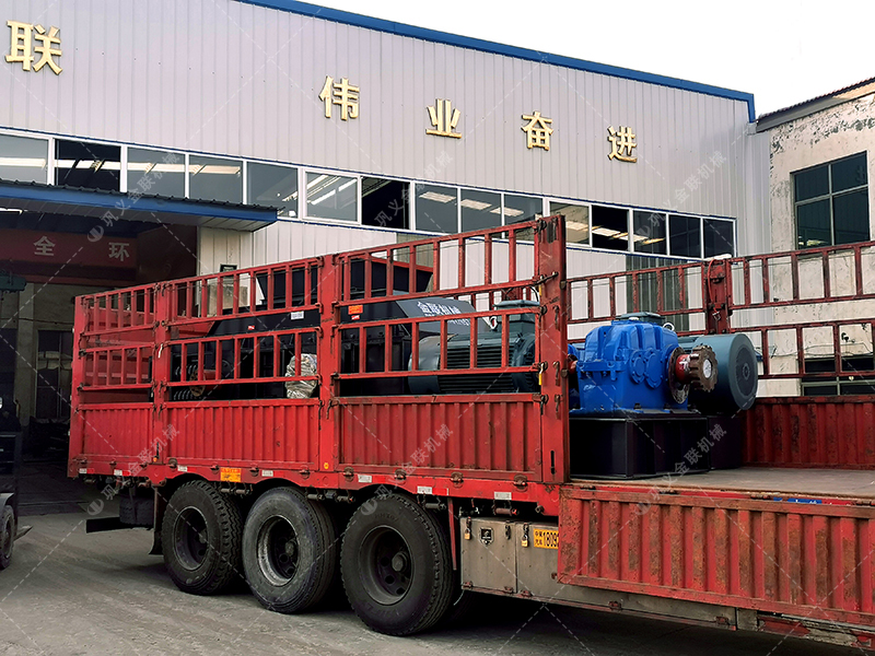 大型對輥制砂機設(shè)備發(fā)貨 發(fā)往廣東