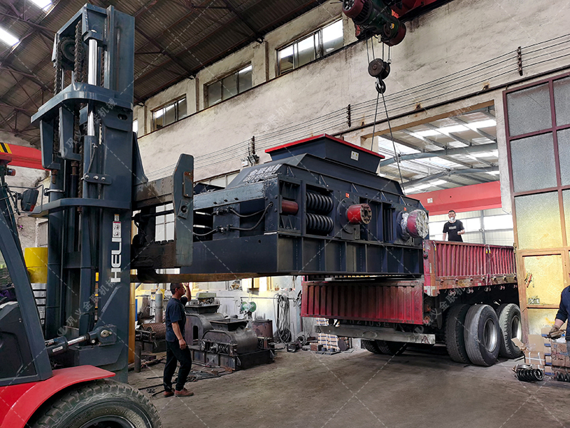 半自動(dòng)1500x800液壓對(duì)輥破碎機(jī)發(fā)貨圖片