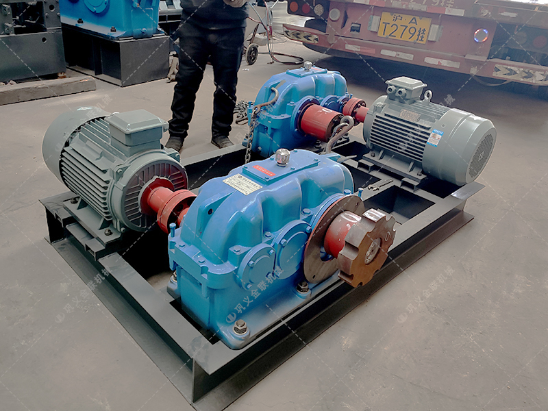 800x600中型直聯(lián)式對輥破碎機(jī)發(fā)往廣西