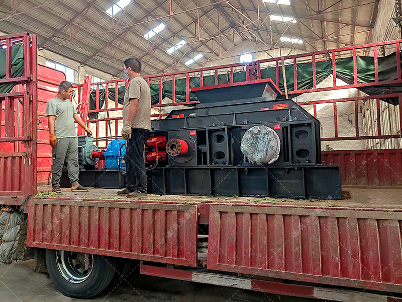 大型液壓對輥破碎制砂機(jī)發(fā)往甘肅