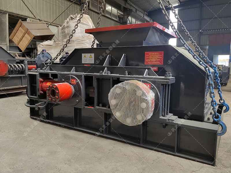 大型液壓對輥破碎制砂機(jī)發(fā)往甘肅