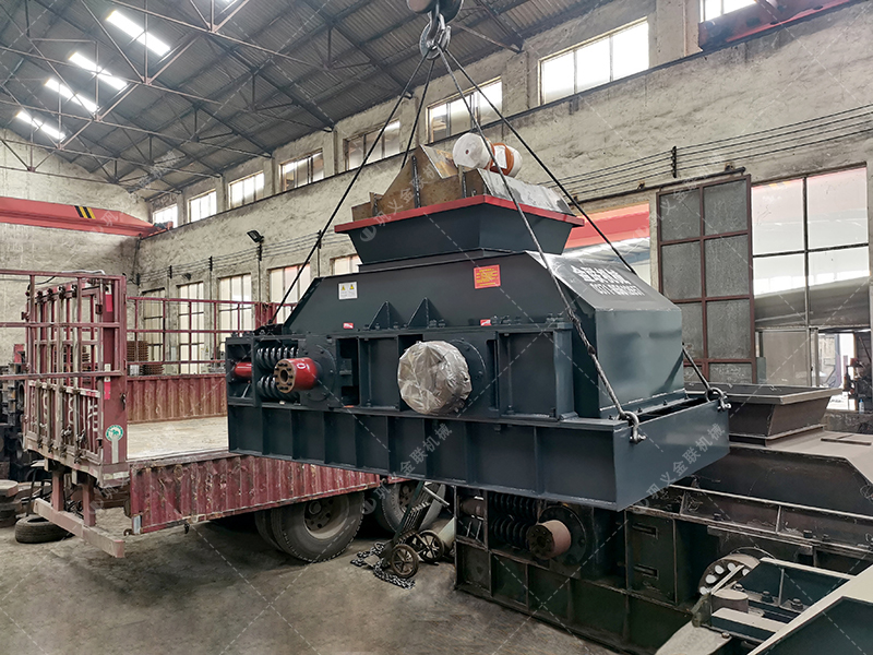 大型對輥破碎制砂機(jī)發(fā)往河北邯鄲