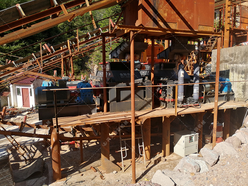 硅礦石液壓對輥制砂機破碎石料可調(diào)節(jié)嗎？